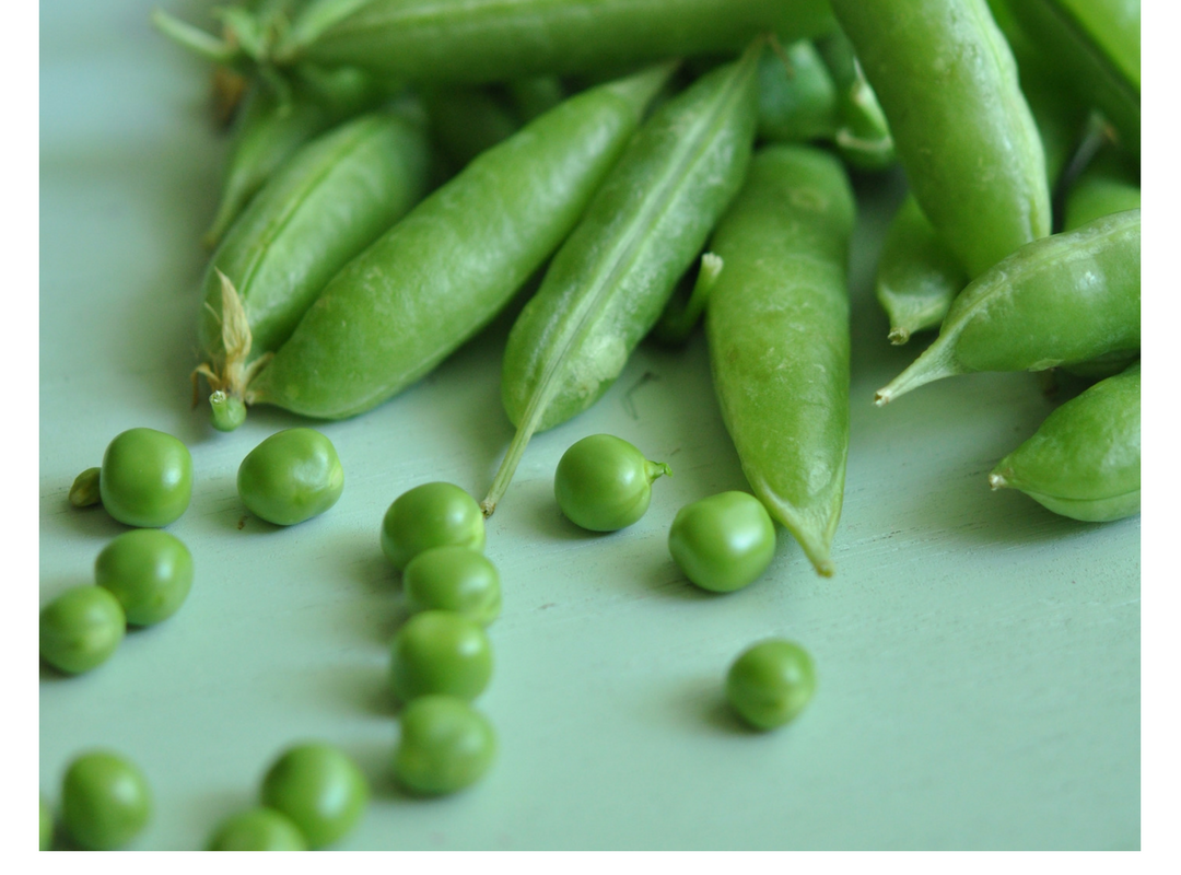 feeding kids peas